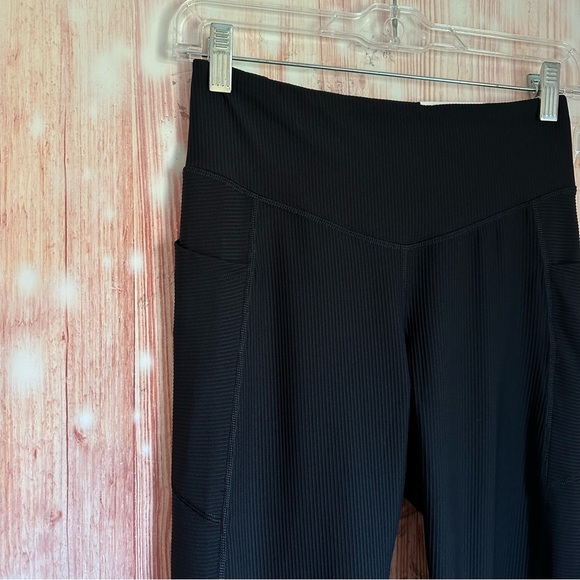 Old Navy Black High-Waisted PowerSoft Rib Pocket
Leggings - Picture 4 of 11